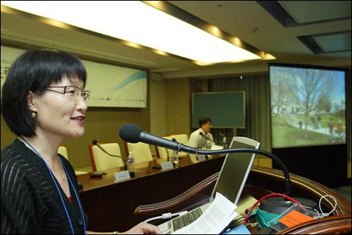 이번 포럼에서 가장 강한 인상을 남겼던 한나영 시민기자의 발표 모습. 미국 버니지나 공대 참사 취재기를 유창한 언어로 생생하게 전달해 포럼에 참석했던 폴란드의 한 매체에서 원고를 싣고 싶다는 제안을 해오기도 했다. 